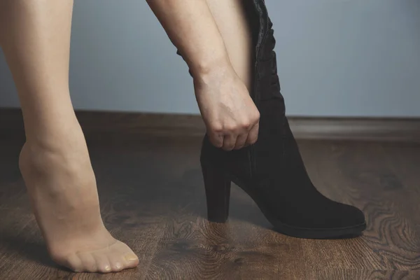 Woman Foot Shoes Brown Background — Stock Photo, Image