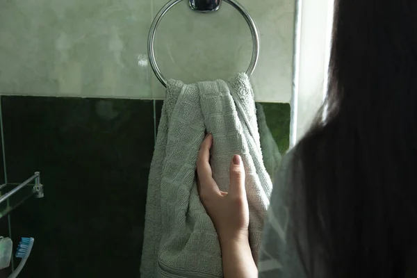 女人在浴室里用毛巾擦拭双手 — 图库照片