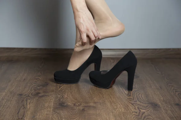 Hoge Schoenen Met Vrouw Pijn Voet Bruine Achtergrond Stockfoto