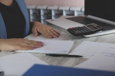 Ofisteki bilgisayarda çalışan kadın.