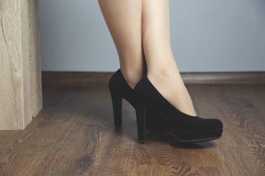 Kadın ayakkabıları arka planda.