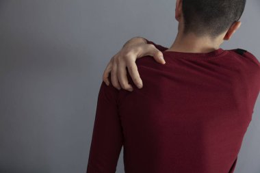 Boyun ağrısından muzdarip bir adama yaklaş.