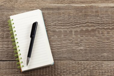 Masadaki not defterindeki kalem.