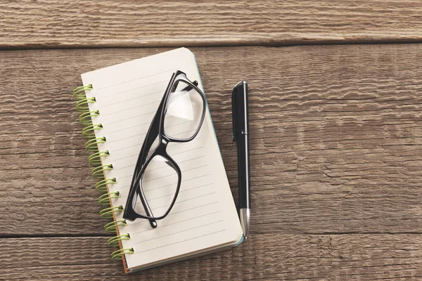 Brille Auf Notizblock Und Stift Auf Tisch — Stockfoto