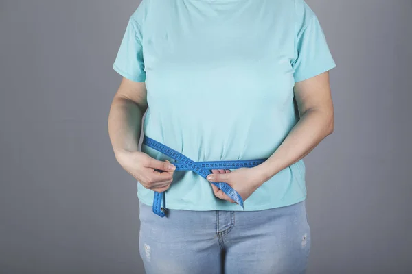 Medidor Mano Mujer Vientre Sobre Fondo Gris — Foto de Stock