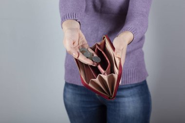 Cüzdanı olan genç bir kadın. 