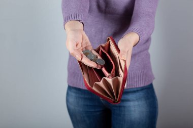 Cüzdanı olan genç bir kadın. 