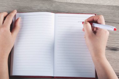 Masasında klavye olan kadın el bilgisayarı.