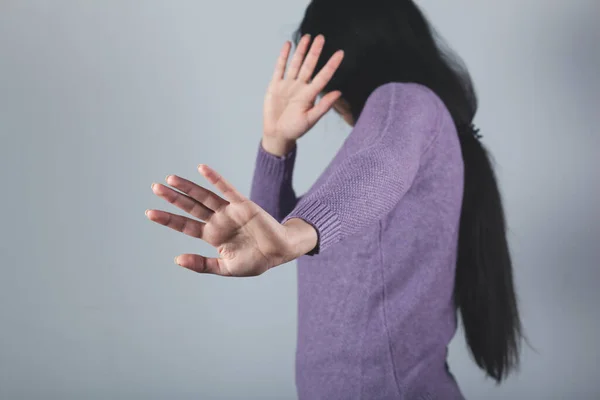 Señal Parada Mano Mujer Triste Sobre Fondo Gris — Foto de Stock