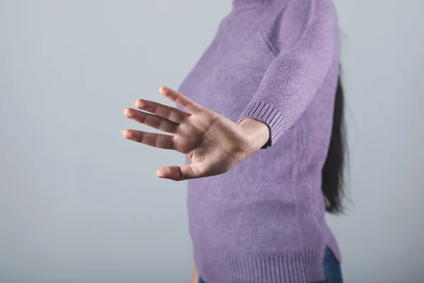 Triste Mulher Mão Parar Sinal Fundo Cinza — Fotografia de Stock