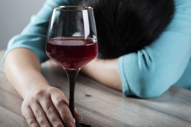 Kadın el şarabı masanın üstünde.