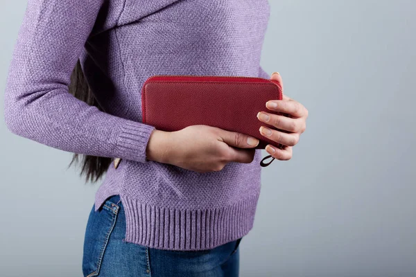 Billetera Vacía Mano Mujer Triste Sobre Fondo Gris — Foto de Stock