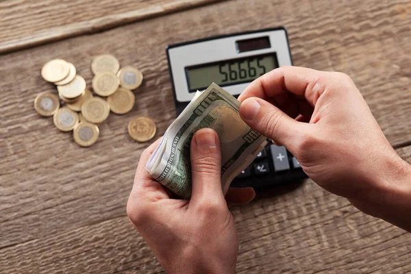 Mann Reicht Geld Mit Taschenrechner Auf Schreibtisch — Stockfoto