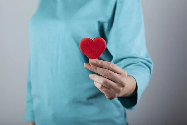 Donna Mano Cuore Rosso Sfondo Grigio — Foto Stock