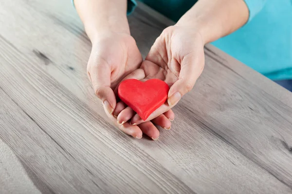 Donna Mano Cuore Rosso Sullo Sfondo Scrivania — Foto Stock