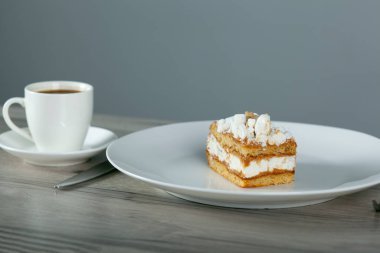 Tabakta kek ve masada bir fincan kahve.