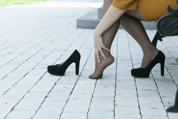 Женская Рука Болячках Туфлях Высоких Каблуках — стоковое фото
