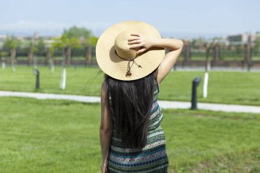 Sokakta el ele tutuşan kadın.