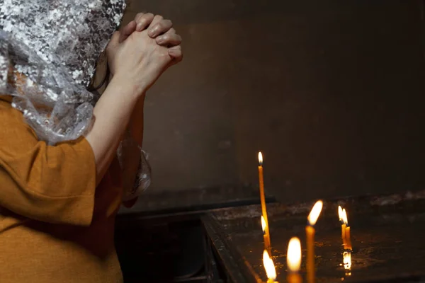 Mladá Modlitba Žena Ruční Svíčka Kostele — Stock fotografie