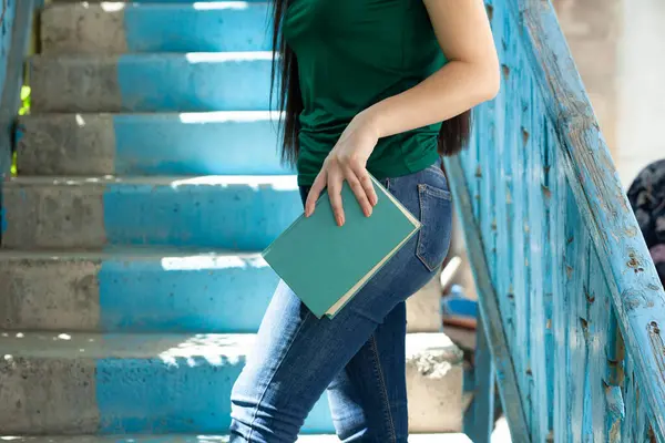 Женщина Держит Книгу Заднем Плане Лестницы — стоковое фото