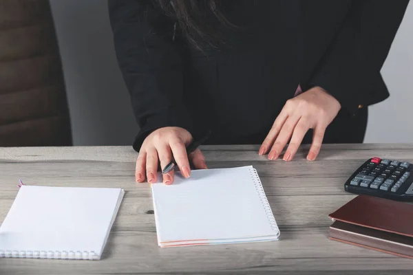 Pluma Mano Mujer Con Bloc Notas Escritorio Trabajo — Foto de Stock