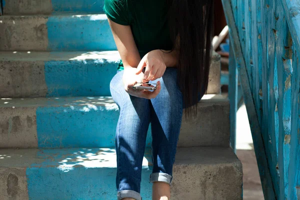 Frau Reicht Smartphone Auf Der Treppe — Stockfoto