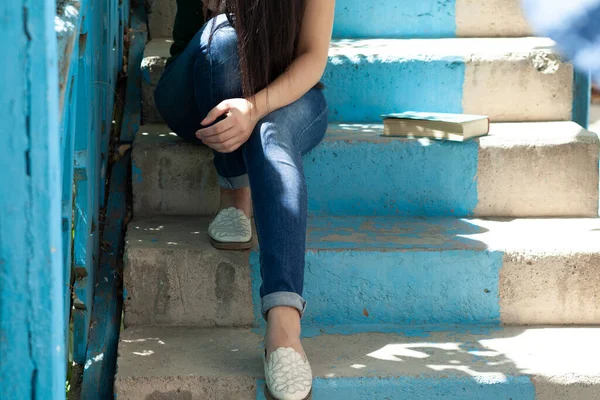 Femme Triste Main Dans Tête Assis Sur Les Escaliers — Photo
