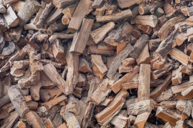 Yığınla odun kestim. Yığının içindeki kuru odun kütüklerinin arka planı. Doku, duvar kağıdı.