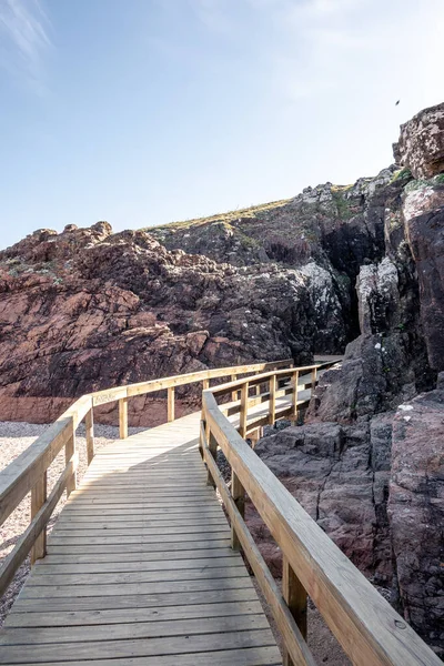 Punta Ballena mağaralarına giden tahta patika (Uruguay)