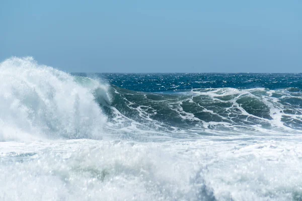 Pasifik Okyanusu 'nun dalgaları Şili' deki Arcos de Calan 'da