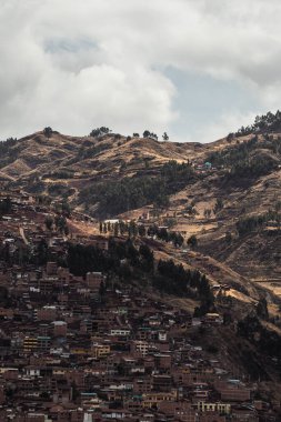 Dağlar arasındaki Cusco şehrinin manzarası