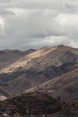 Dağlar arasındaki Cusco şehrinin manzarası