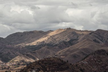 Dağlar arasındaki Cusco şehrinin manzarası