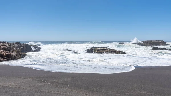 Pasifik Okyanusu kıyısındaki Şili 'deki Arcos de Calan plajı