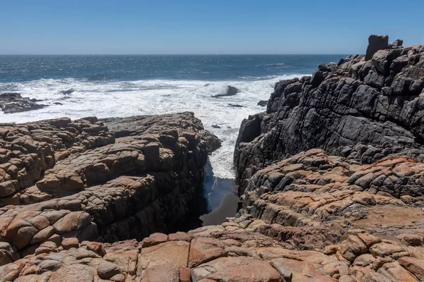 Pasifik Okyanusu kıyısındaki Şili 'deki Arcos de Calan plajı