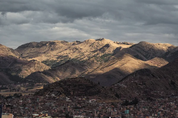 Dağlar arasındaki Cusco şehrinin manzarası