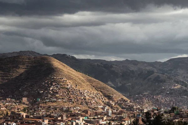 Dağlar arasındaki Cusco şehrinin manzarası