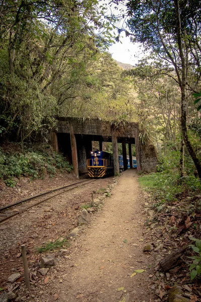 Machu Picchu 'nun İnka harabelerine giden köprünün altından geçen tren.