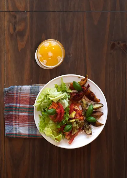 Tahta masada taze sıkılmış portakal suyuyla sağlıklı yiyecekler (Vejetaryen Gıda)