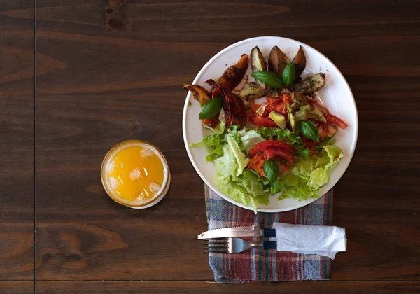 Tahta masada taze sıkılmış portakal suyuyla sağlıklı yiyecekler (Vejetaryen Gıda)