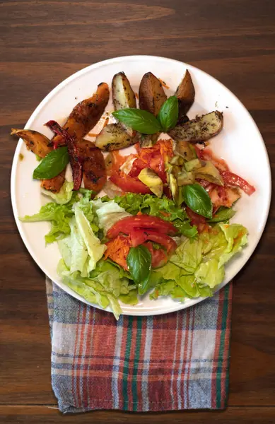 Tahta masada sağlıklı yiyecekler (vejetaryen yiyecekler))