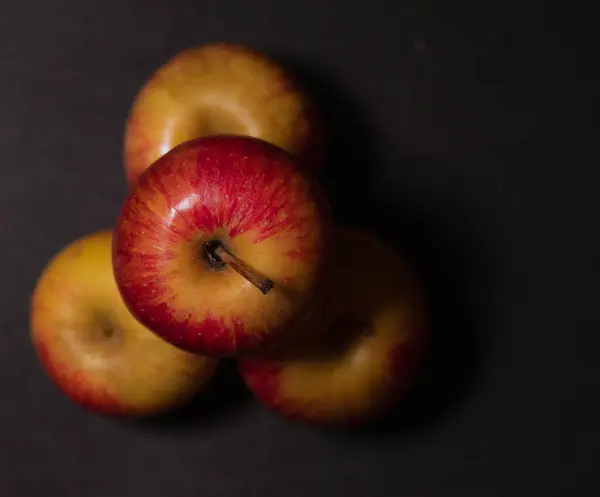 Siyah arkaplanda organik elmalar (sağlıklı yiyecekler)