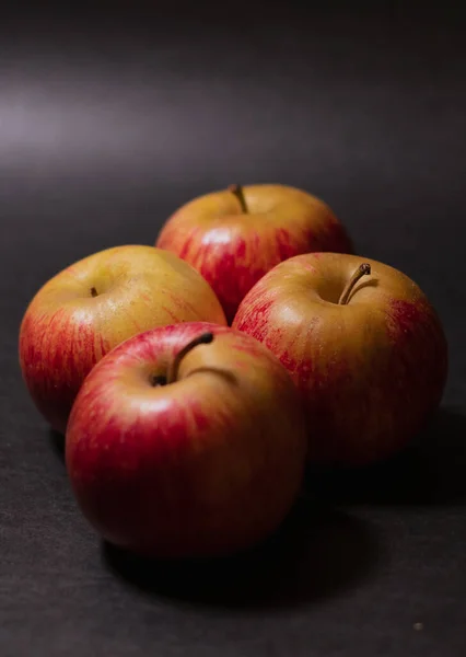 Siyah arkaplanda organik elmalar (sağlıklı yiyecekler)