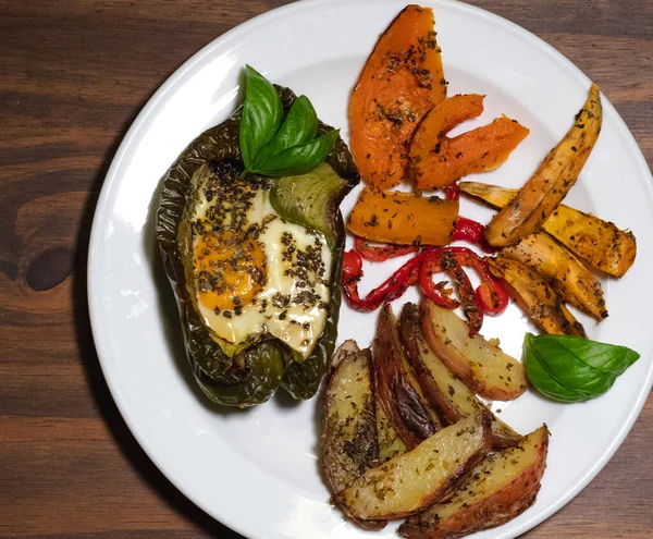 Tahta masada sağlıklı yiyecekler (vejetaryen yiyecekler))