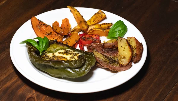 Tahta masada sağlıklı yiyecekler (vejetaryen yiyecekler))