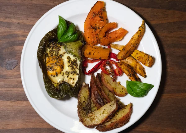 Tahta masada sağlıklı yiyecekler (vejetaryen yiyecekler))