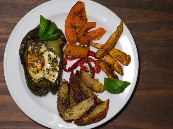 Tahta masada sağlıklı yiyecekler (vejetaryen yiyecekler))