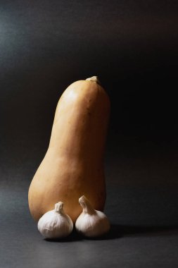 Siyah arka planda çeşitli sağlıklı ve organik sebzeler