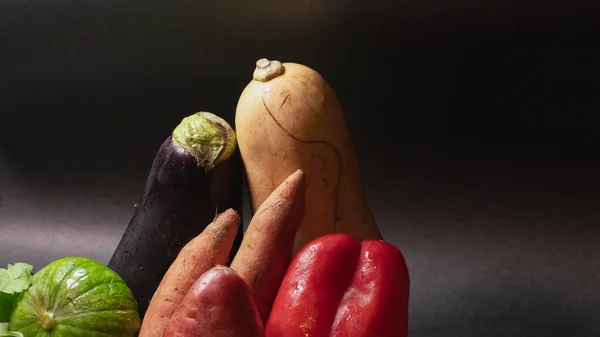 Siyah arka planda çeşitli sağlıklı ve organik sebzeler