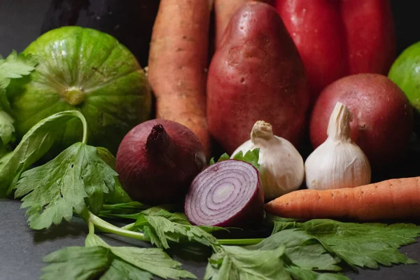 Siyah arka planda çeşitli sağlıklı ve organik sebzeler